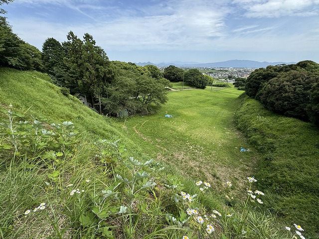 ���E����{�ۂ������낷�B�y���������͈ɓ������B